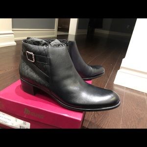 BLACK LEATHER ANKLE BOOTS (SIZE US12 WOMAN)